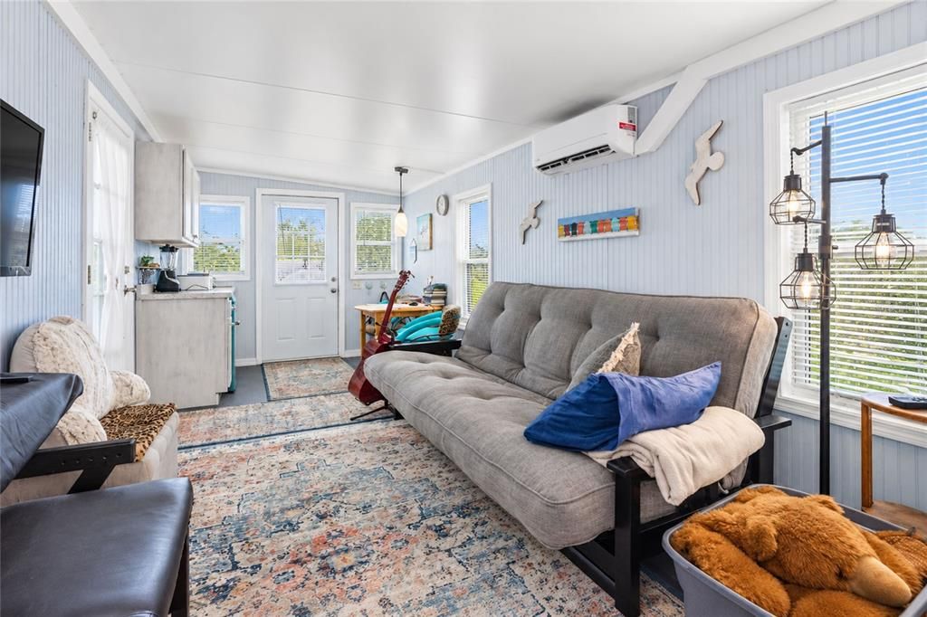 For Sale: $199,900 (2 beds, 2 baths, 1071 Square Feet)