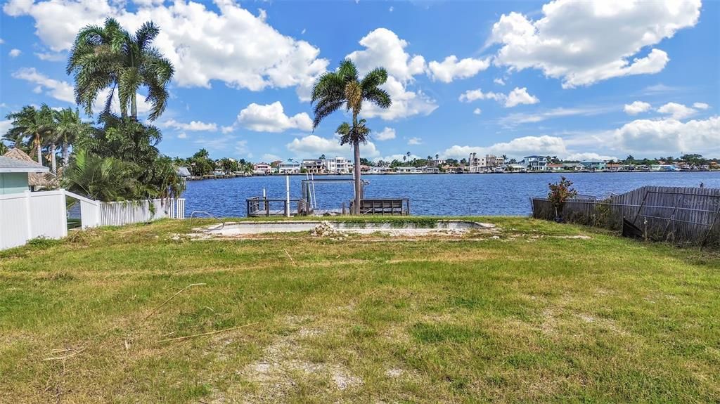 На продажу: $825,000 (0.15 acres)