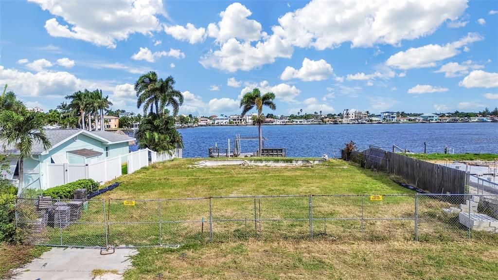 На продажу: $825,000 (0.15 acres)
