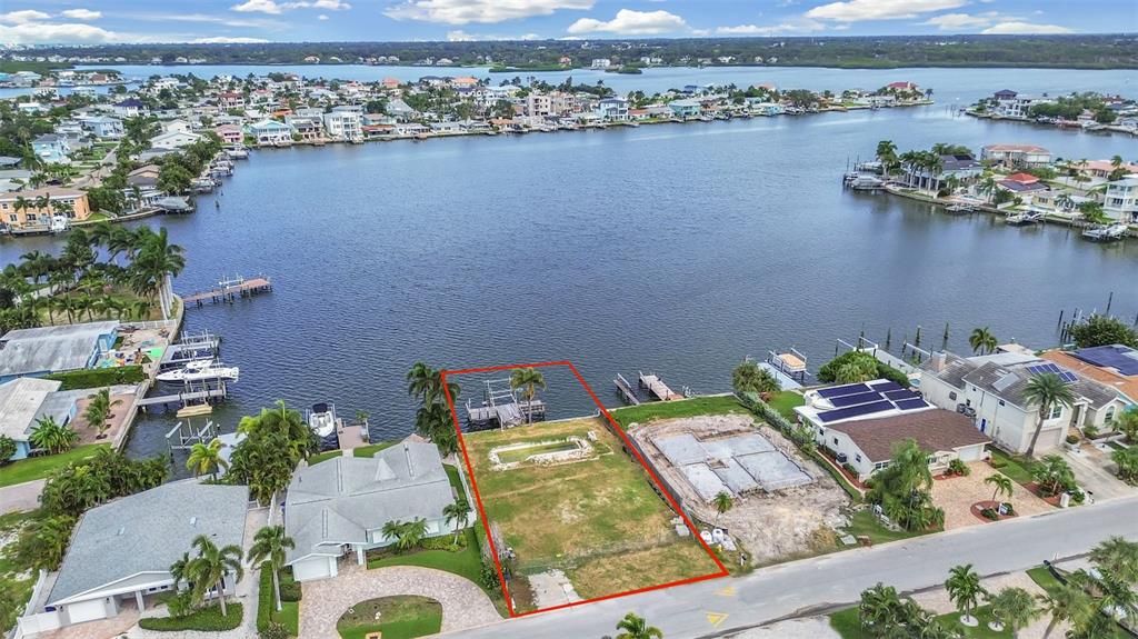 На продажу: $825,000 (0.15 acres)