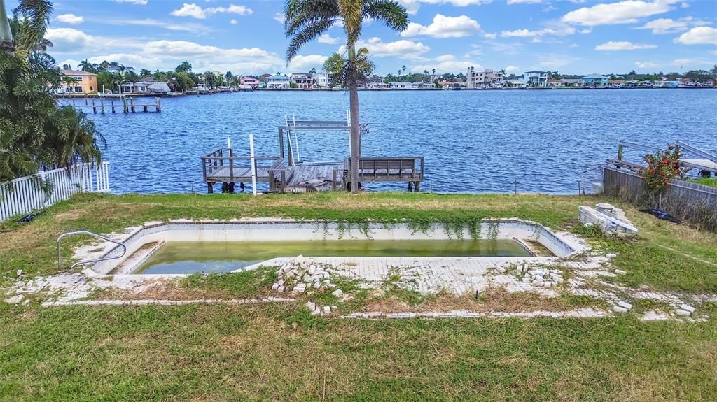 На продажу: $825,000 (0.15 acres)