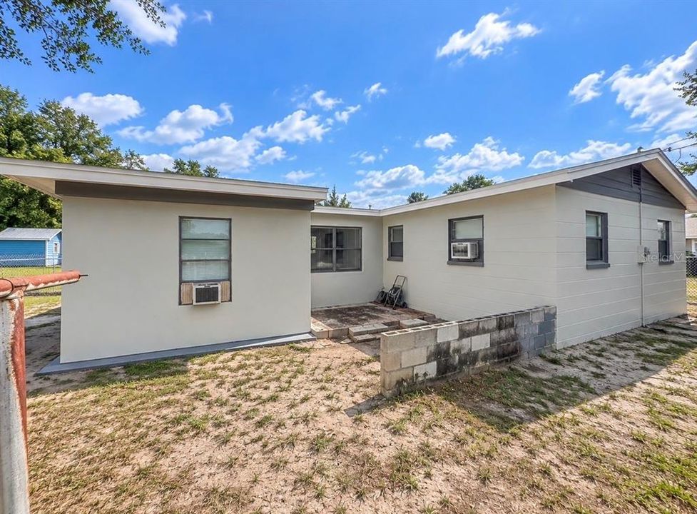 For Sale: $180,000 (3 beds, 1 baths, 952 Square Feet)