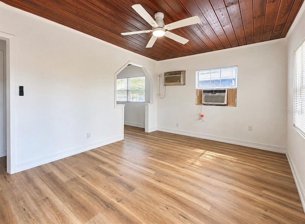 For Sale: $180,000 (3 beds, 1 baths, 952 Square Feet)