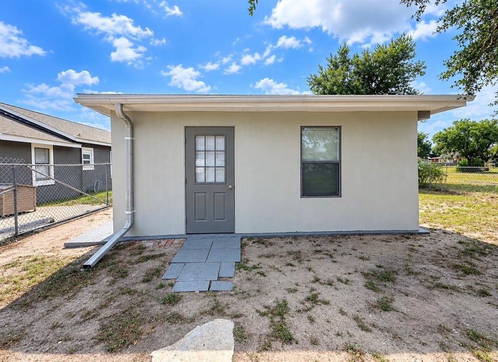 For Sale: $180,000 (3 beds, 1 baths, 952 Square Feet)