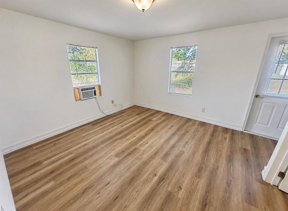 For Sale: $180,000 (3 beds, 1 baths, 952 Square Feet)