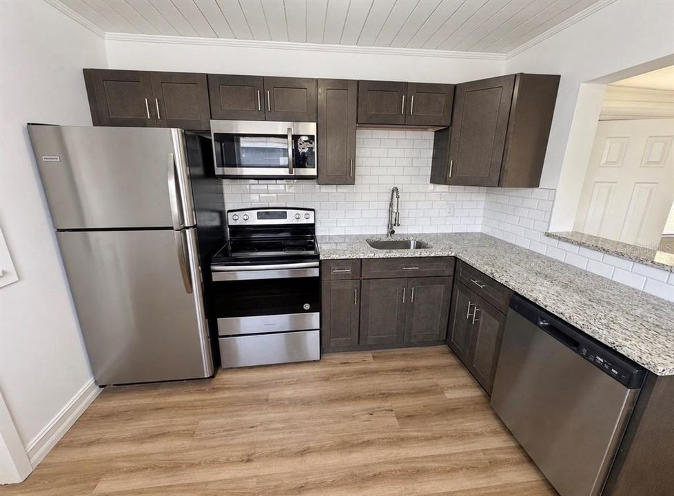 For Sale: $180,000 (3 beds, 1 baths, 952 Square Feet)