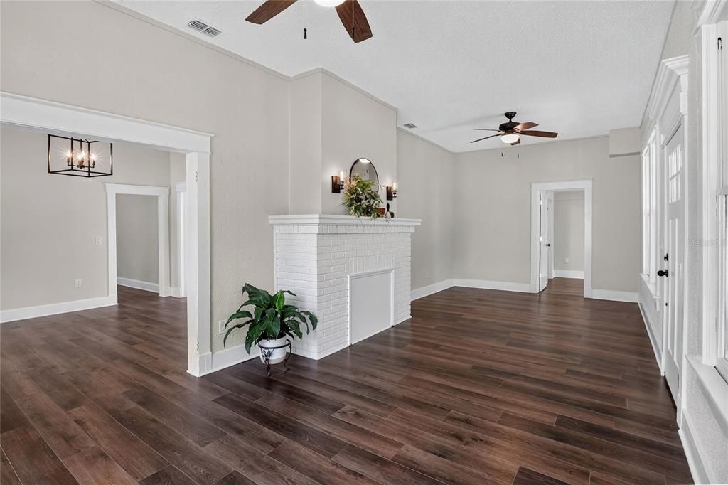 Activo con contrato: $325,000 (3 camas, 2 baños, 1524 Pies cuadrados)