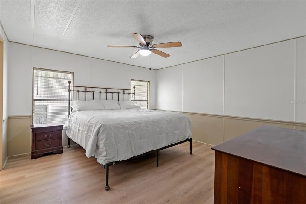For Sale: $149,900 (2 beds, 2 baths, 1043 Square Feet)