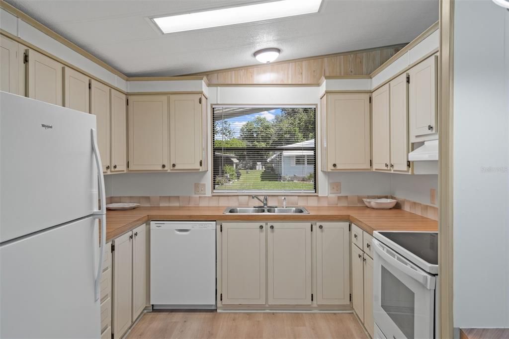 For Sale: $149,900 (2 beds, 2 baths, 1043 Square Feet)
