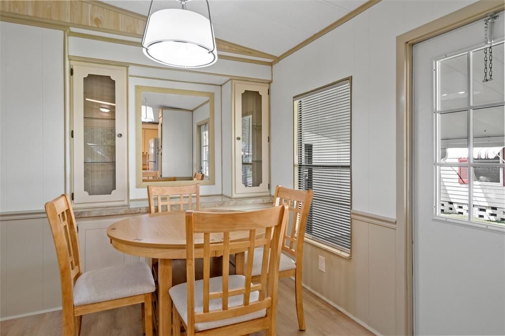 For Sale: $149,900 (2 beds, 2 baths, 1043 Square Feet)