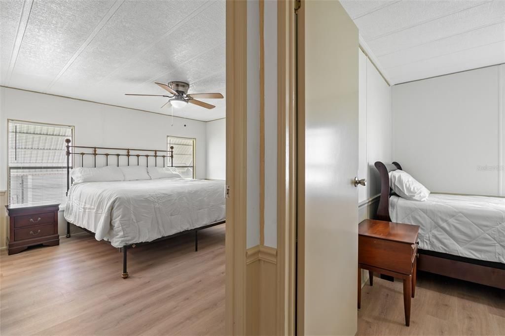 For Sale: $149,900 (2 beds, 2 baths, 1043 Square Feet)