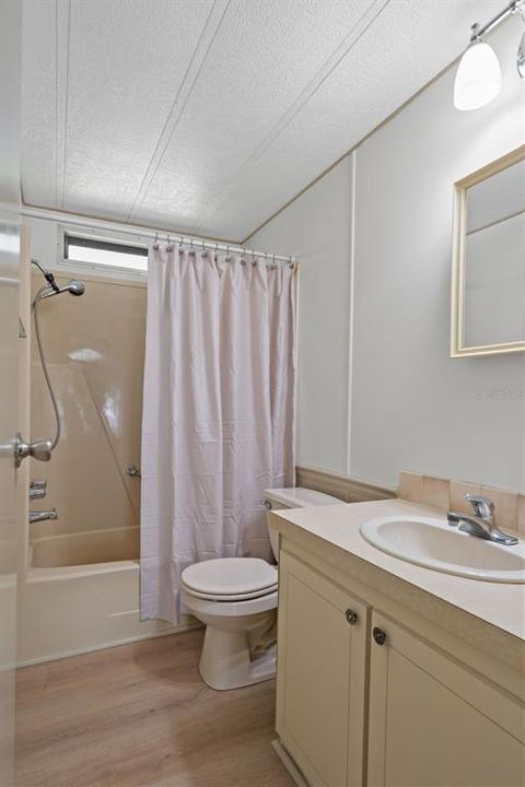 For Sale: $149,900 (2 beds, 2 baths, 1043 Square Feet)