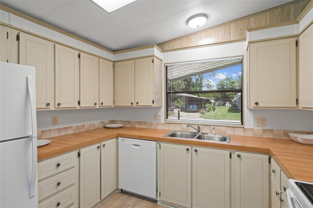 For Sale: $149,900 (2 beds, 2 baths, 1043 Square Feet)