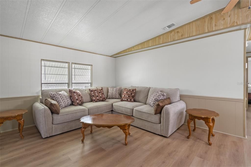 For Sale: $149,900 (2 beds, 2 baths, 1043 Square Feet)