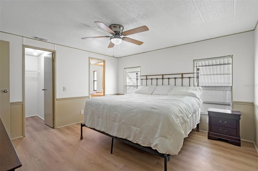 For Sale: $149,900 (2 beds, 2 baths, 1043 Square Feet)