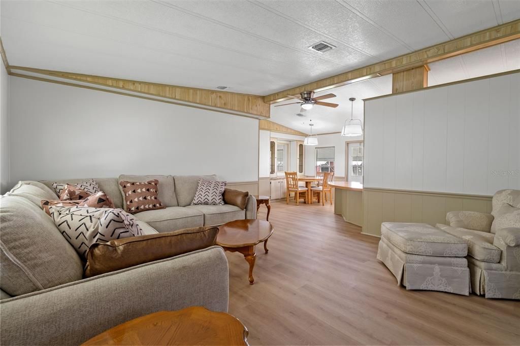 For Sale: $149,900 (2 beds, 2 baths, 1043 Square Feet)
