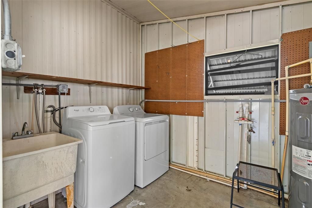 For Sale: $149,900 (2 beds, 2 baths, 1043 Square Feet)