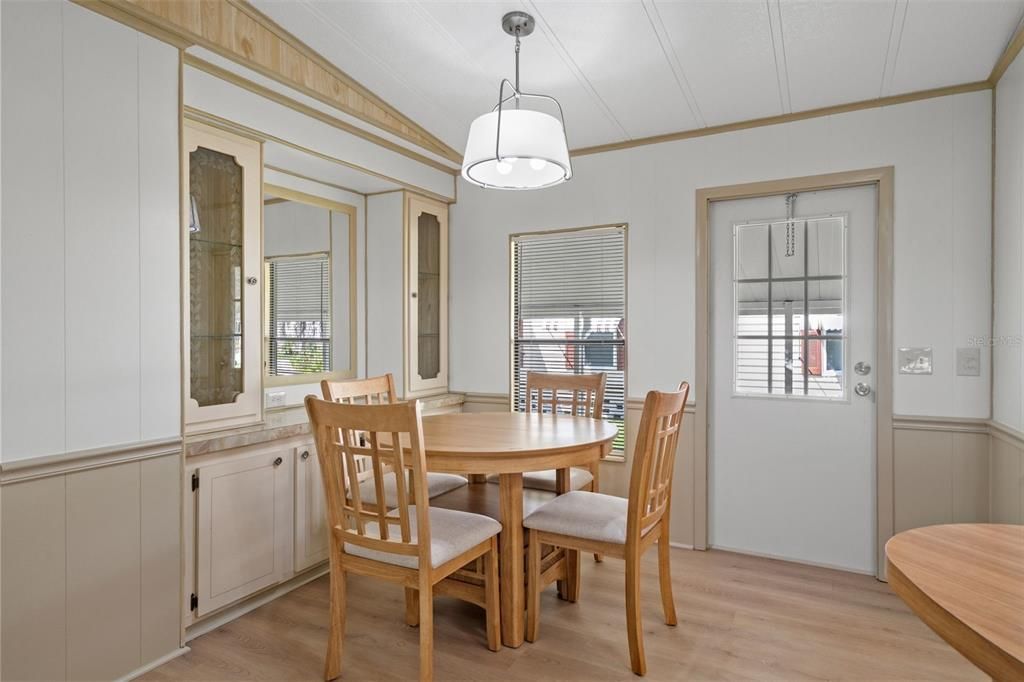 For Sale: $149,900 (2 beds, 2 baths, 1043 Square Feet)