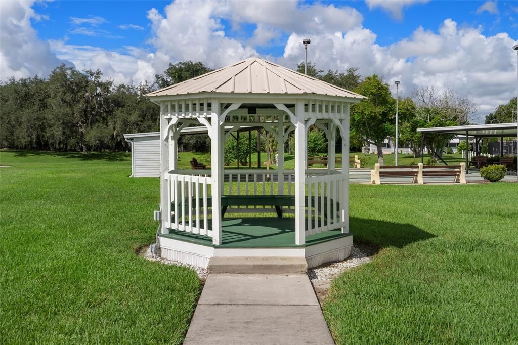 For Sale: $149,900 (2 beds, 2 baths, 1043 Square Feet)