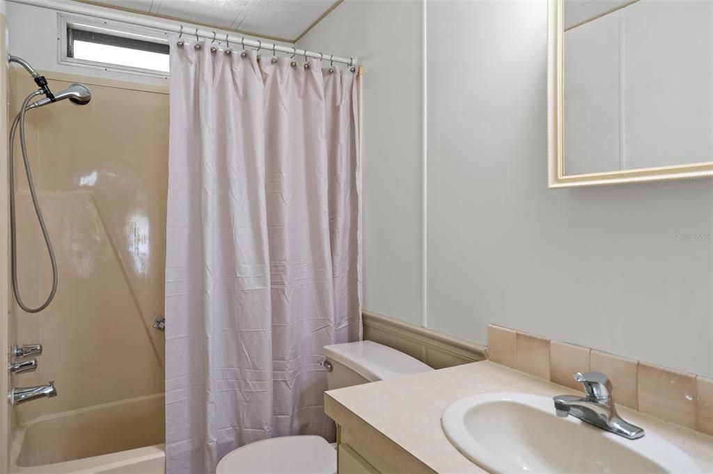 For Sale: $149,900 (2 beds, 2 baths, 1043 Square Feet)