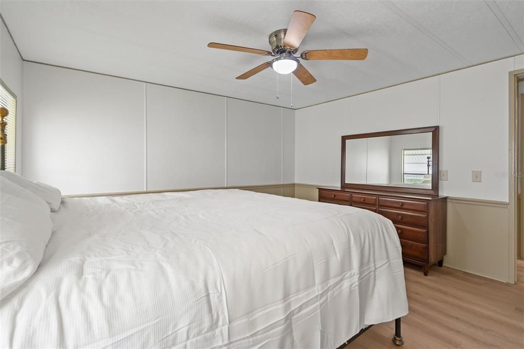For Sale: $149,900 (2 beds, 2 baths, 1043 Square Feet)