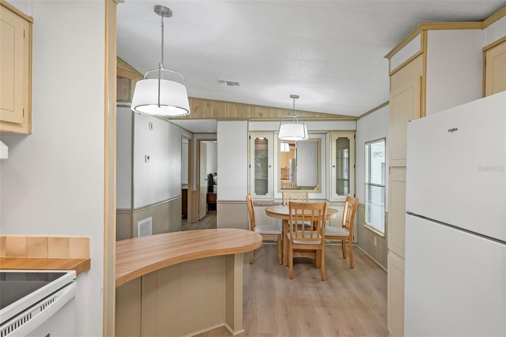 For Sale: $149,900 (2 beds, 2 baths, 1043 Square Feet)