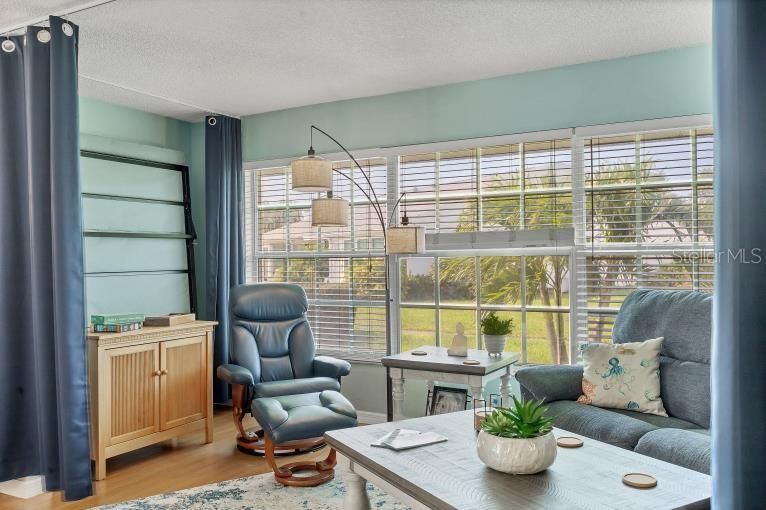 For Sale: $195,000 (1 beds, 1 baths, 893 Square Feet)