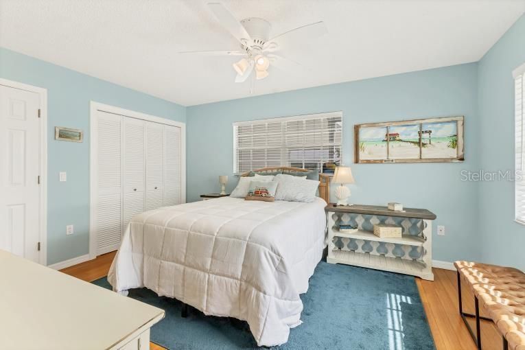 For Sale: $195,000 (1 beds, 1 baths, 893 Square Feet)