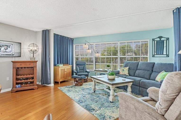 For Sale: $195,000 (1 beds, 1 baths, 893 Square Feet)