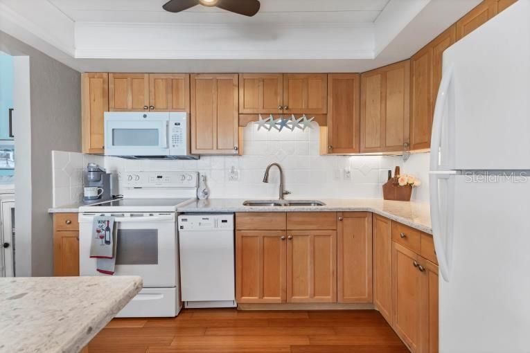 For Sale: $195,000 (1 beds, 1 baths, 893 Square Feet)