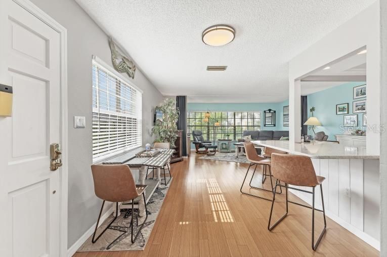 For Sale: $195,000 (1 beds, 1 baths, 893 Square Feet)
