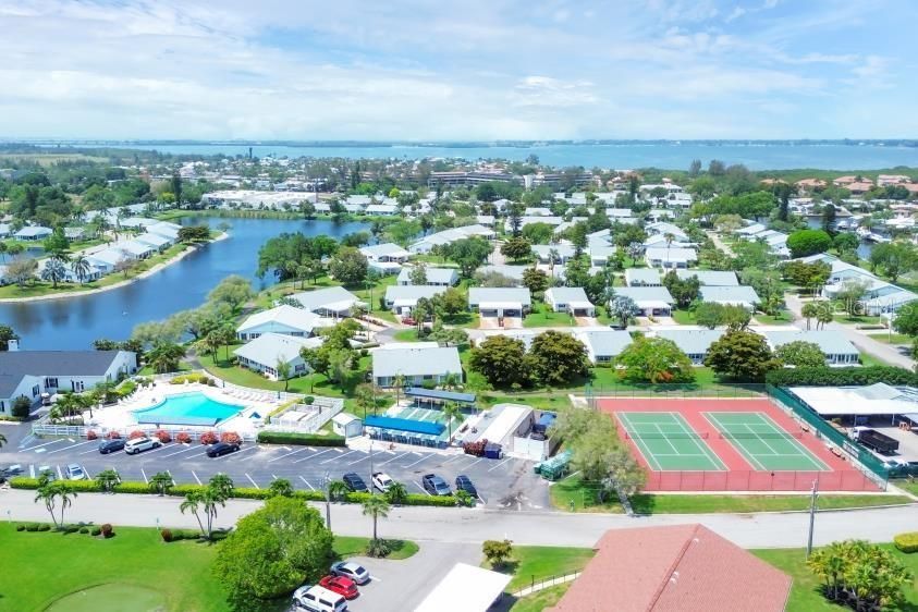 For Sale: $195,000 (1 beds, 1 baths, 893 Square Feet)