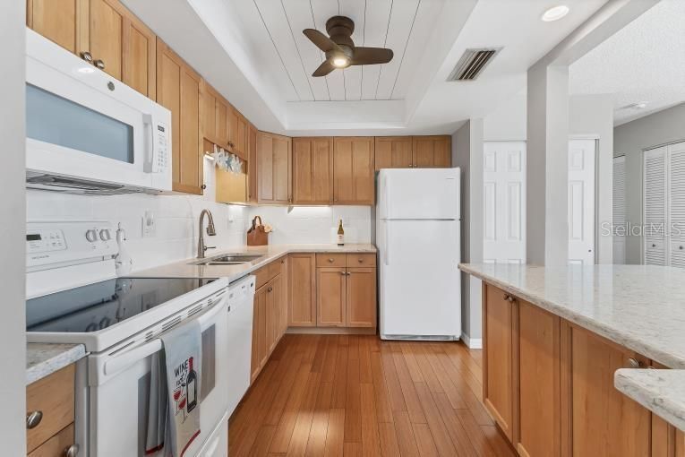 For Sale: $195,000 (1 beds, 1 baths, 893 Square Feet)