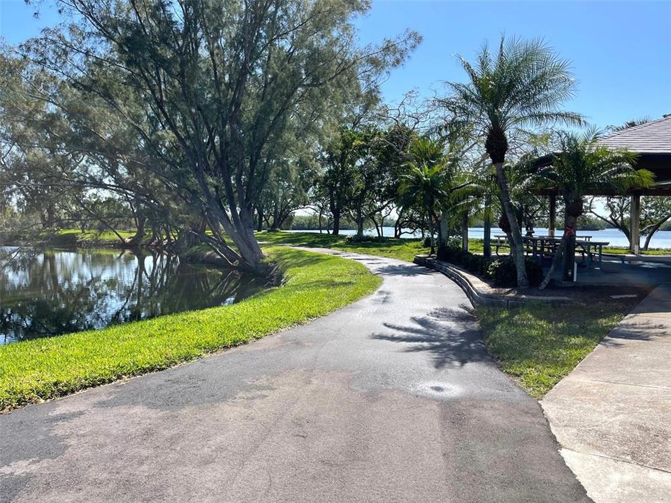 For Sale: $195,000 (1 beds, 1 baths, 893 Square Feet)