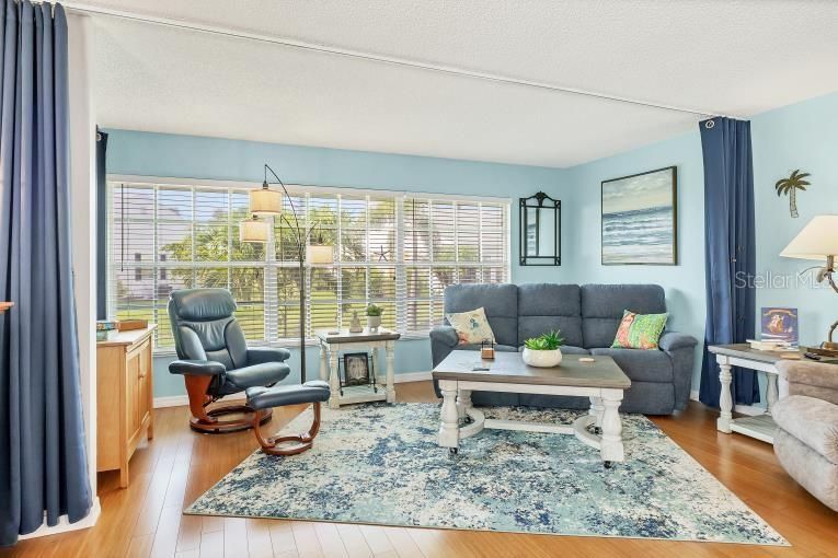For Sale: $195,000 (1 beds, 1 baths, 893 Square Feet)