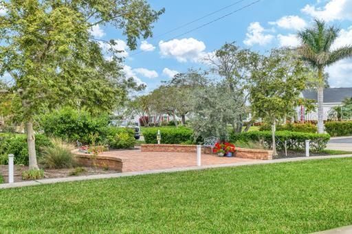 For Sale: $195,000 (1 beds, 1 baths, 893 Square Feet)