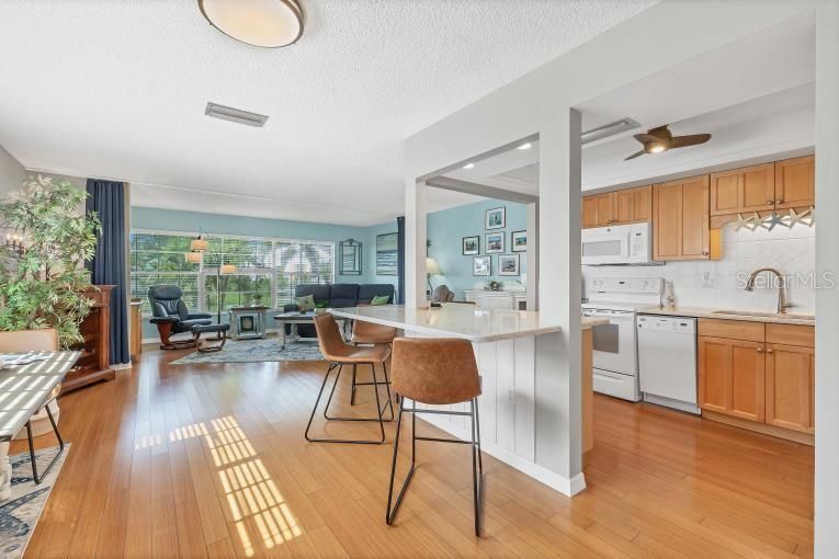 For Sale: $195,000 (1 beds, 1 baths, 893 Square Feet)