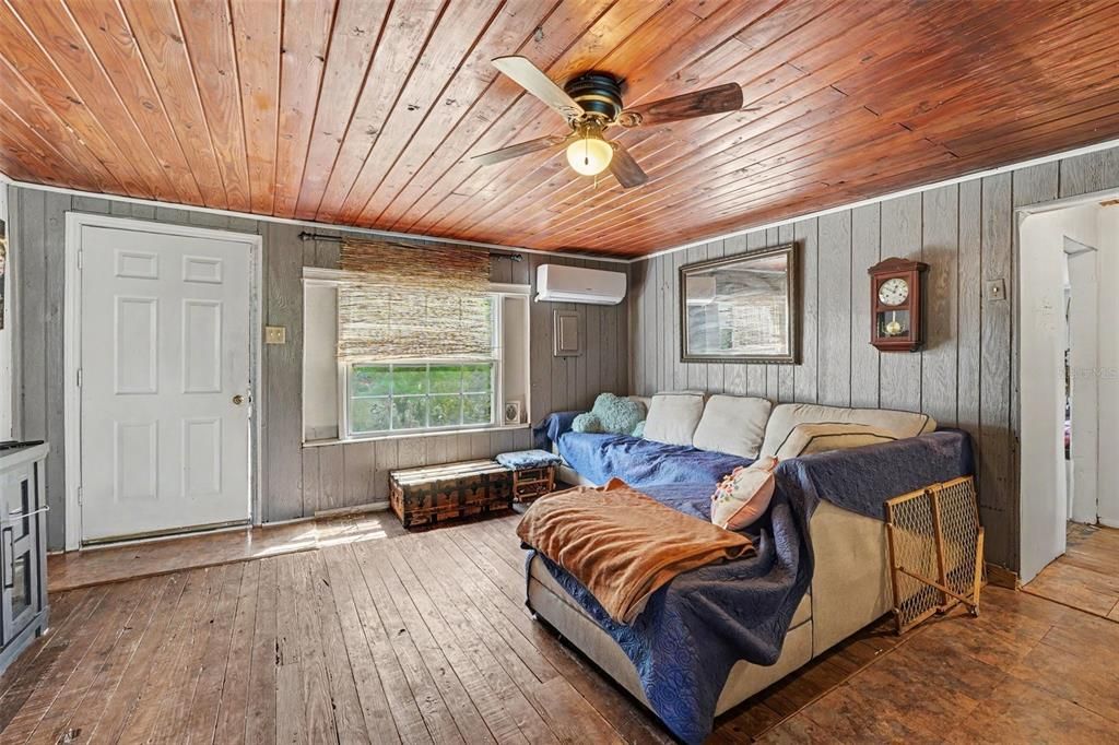 For Sale: $350,000 (2 beds, 1 baths, 898 Square Feet)