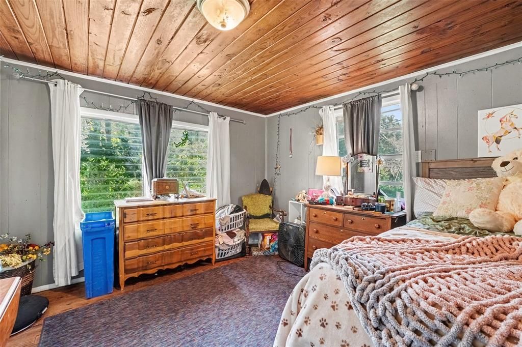 For Sale: $350,000 (2 beds, 1 baths, 898 Square Feet)