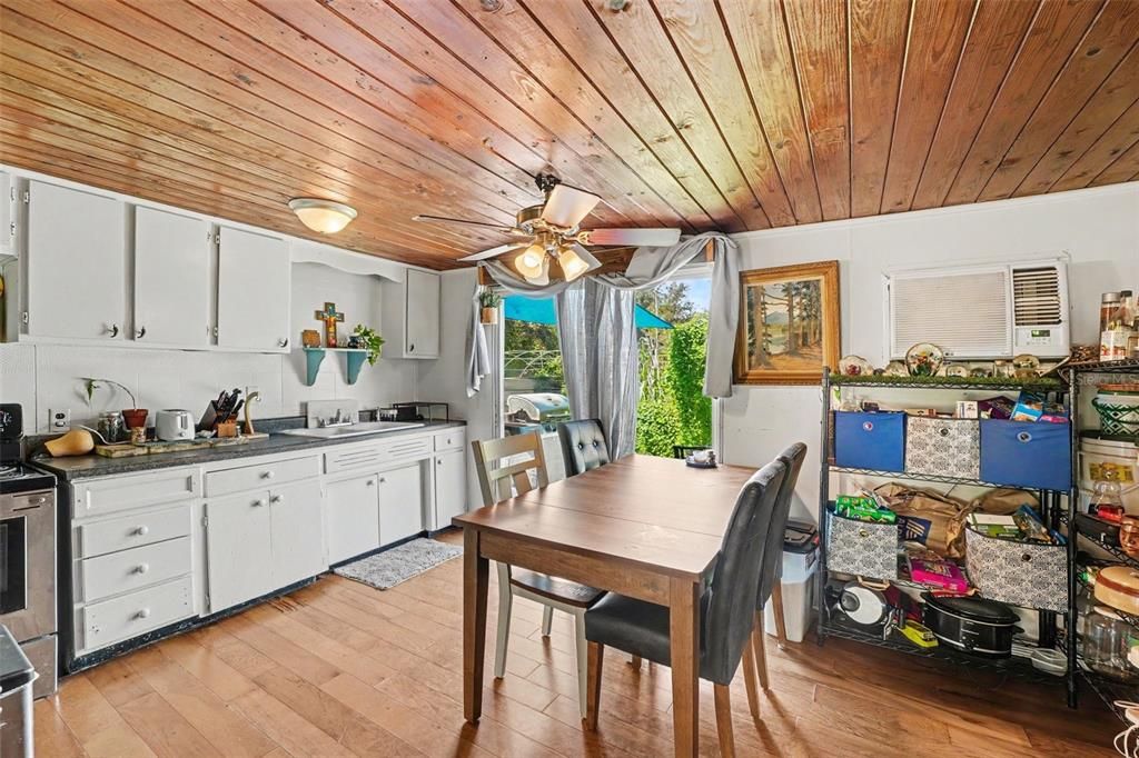 For Sale: $350,000 (2 beds, 1 baths, 898 Square Feet)