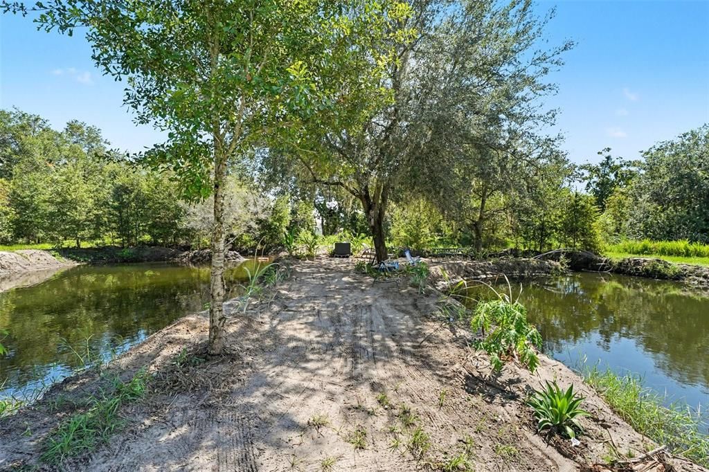 For Sale: $350,000 (2 beds, 1 baths, 898 Square Feet)