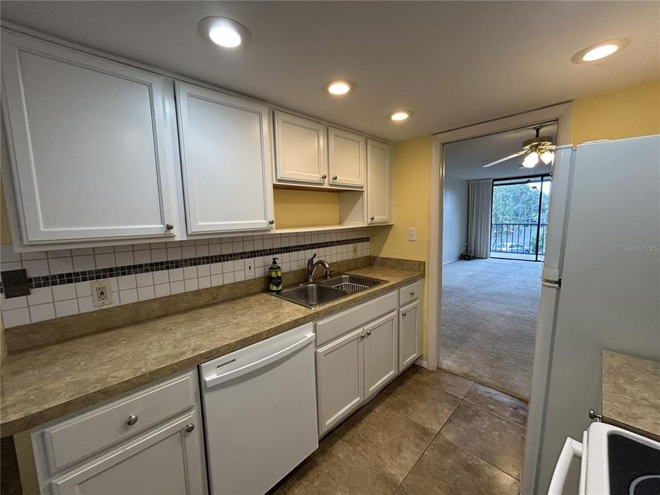 For Rent: $2,100 (2 beds, 2 baths, 1030 Square Feet)