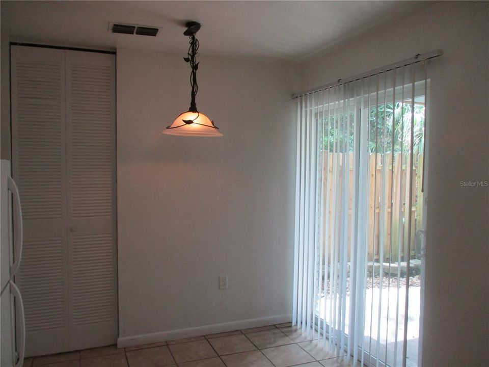 For Rent: $1,400 (2 beds, 1 baths, 840 Square Feet)