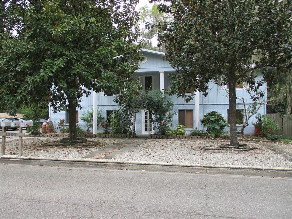 For Rent: $1,400 (2 beds, 1 baths, 840 Square Feet)