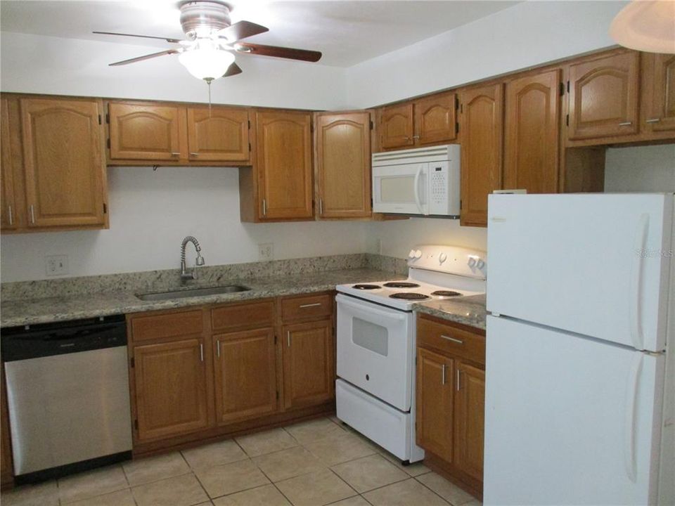 For Rent: $1,400 (2 beds, 1 baths, 840 Square Feet)