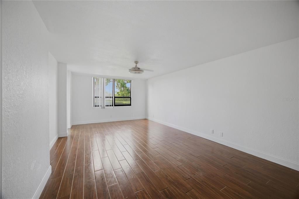 For Sale: $150,000 (1 beds, 1 baths, 810 Square Feet)