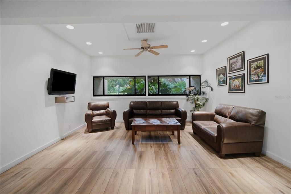 For Sale: $150,000 (1 beds, 1 baths, 810 Square Feet)