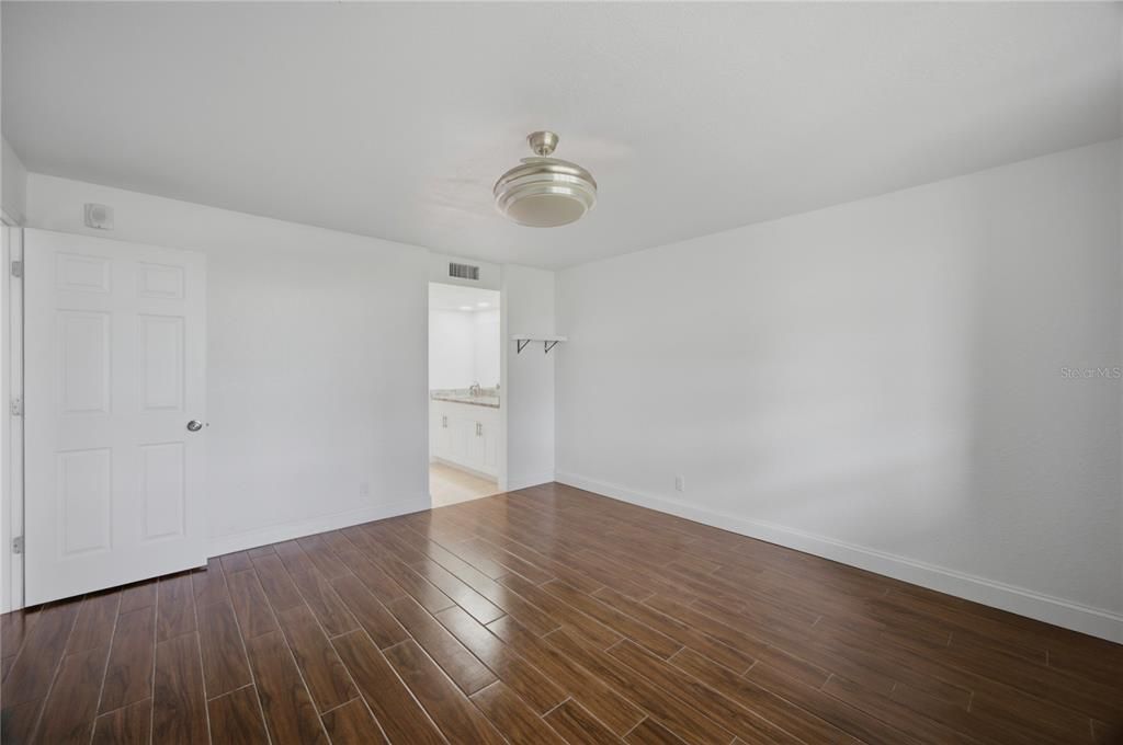 For Sale: $150,000 (1 beds, 1 baths, 810 Square Feet)