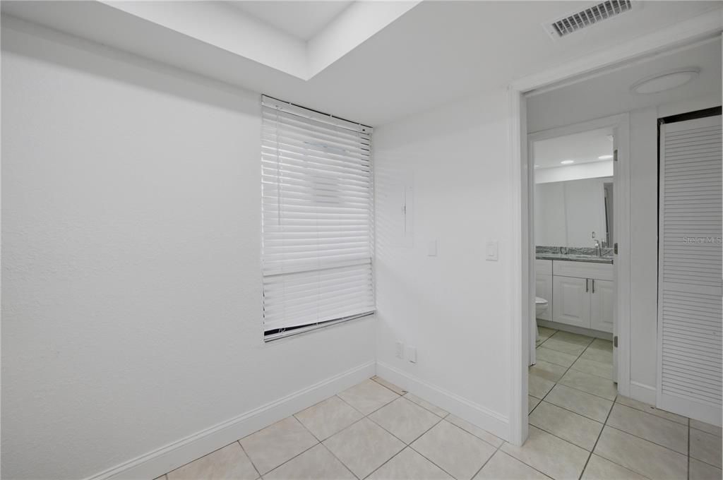 For Sale: $150,000 (1 beds, 1 baths, 810 Square Feet)