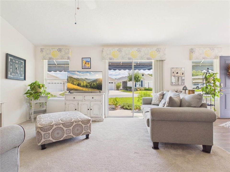 For Sale: $272,000 (2 beds, 2 baths, 1203 Square Feet)